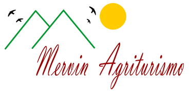 Logo con montagne verdi, uccelli neri, sole giallo e scritta rossa 