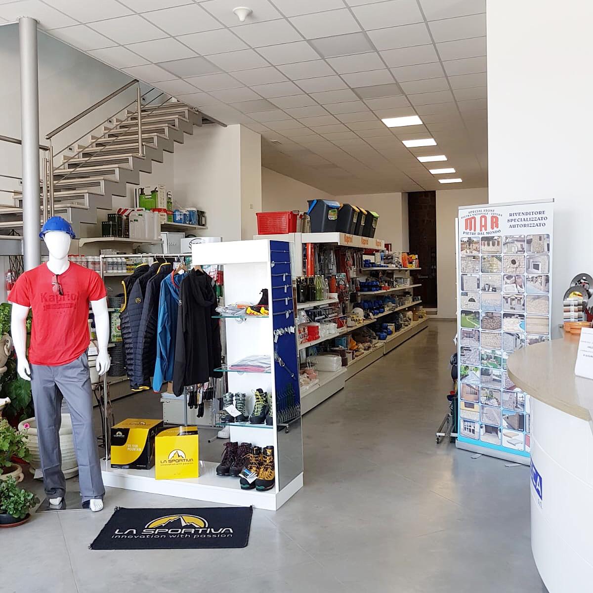interni negozio con abbigliamento antinfortunistico