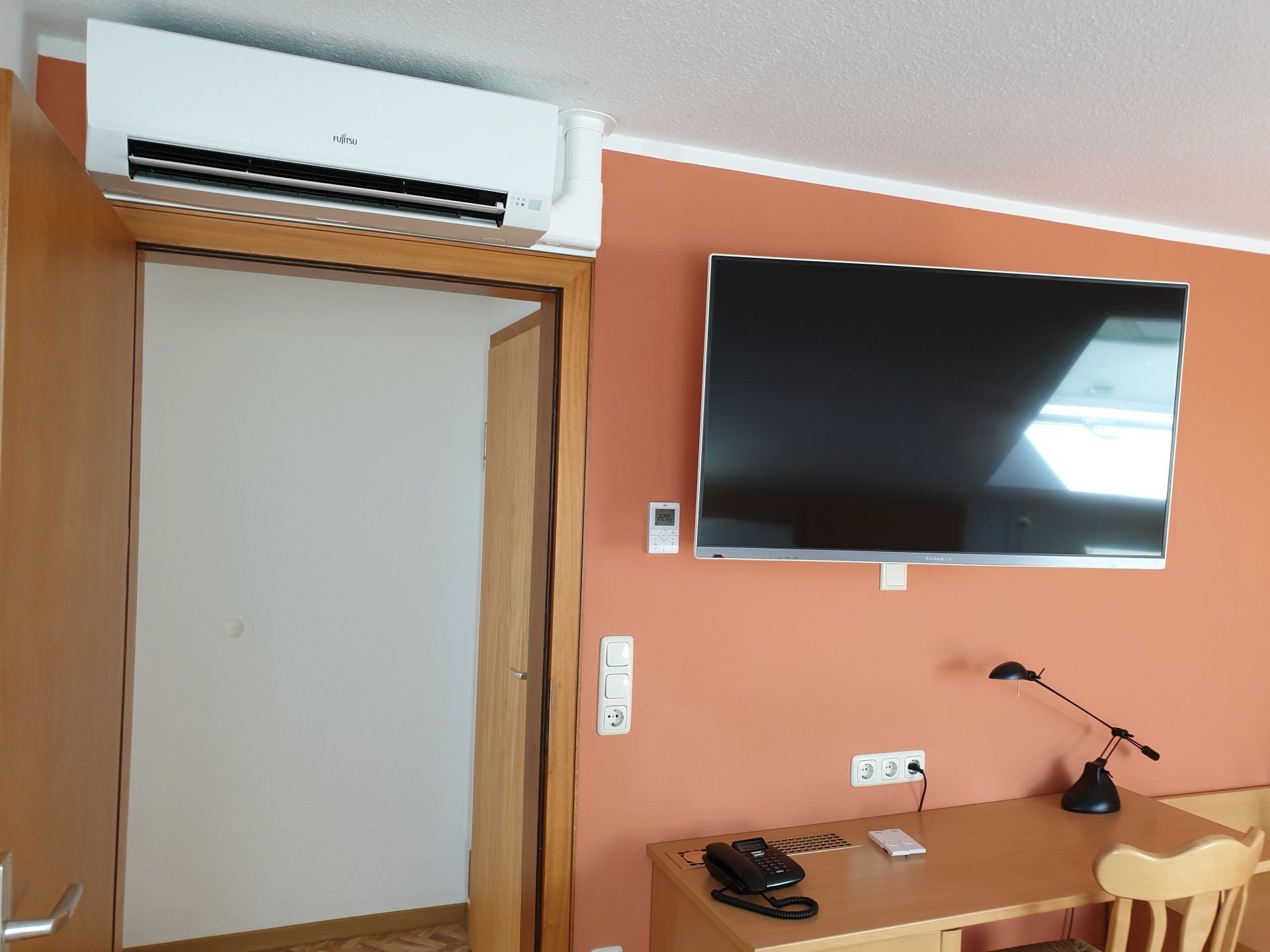 Klimaanlage & Fernseher im Zimmer vom Hotel garni „Zur Krim“