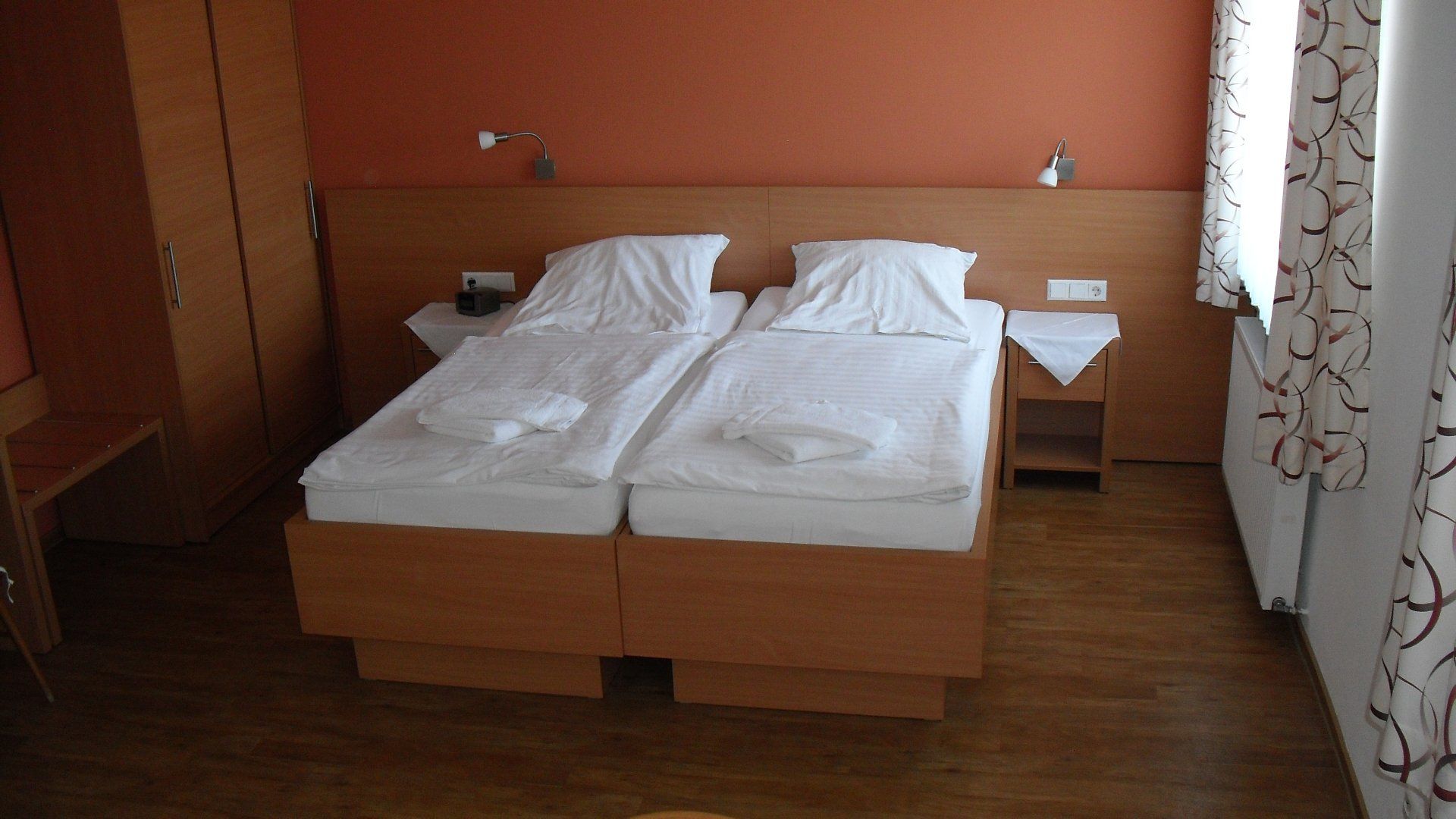 Bett in einem Zimmer vom Hotel garni „Zur Krim“