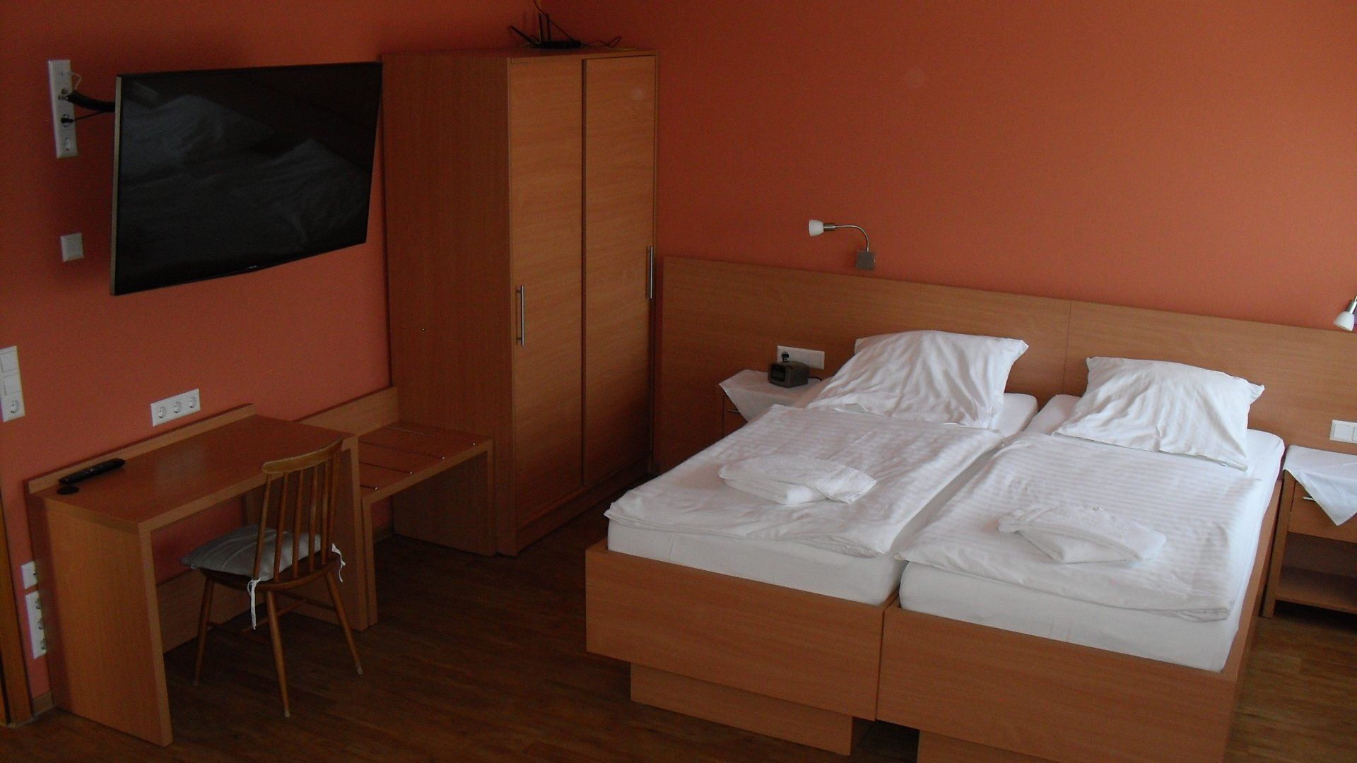 Möbel im Zimmer vom Hotel garni „Zur Krim“