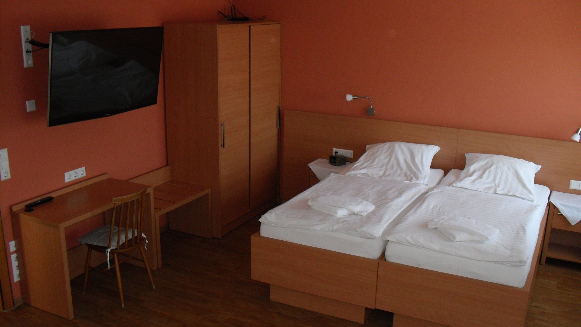Möbel in einem Zimmer vom Hotel garni „Zur Krim“