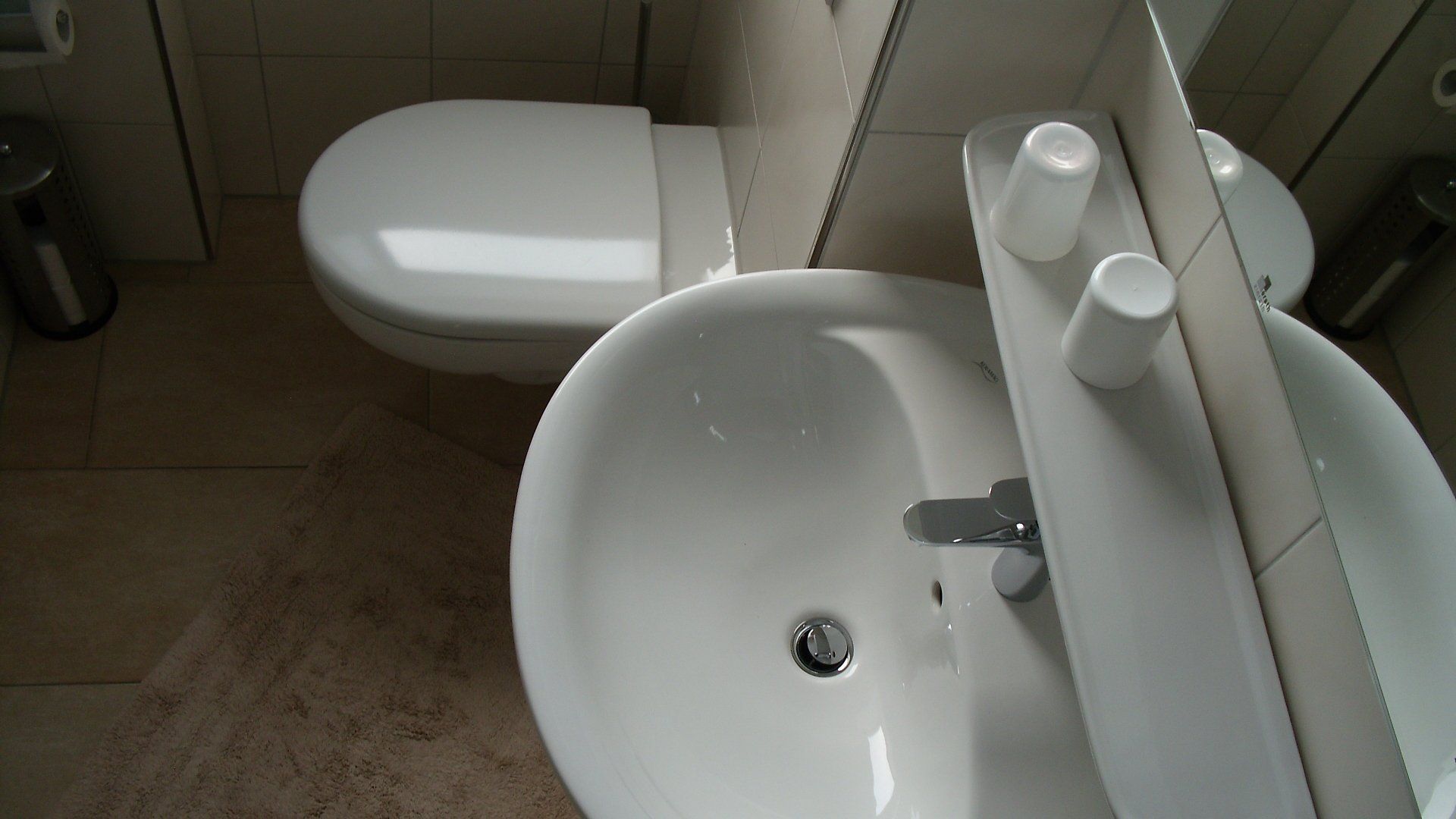 WC & Handwaschbecken im Zimmer vom Hotel garni „Zur Krim“