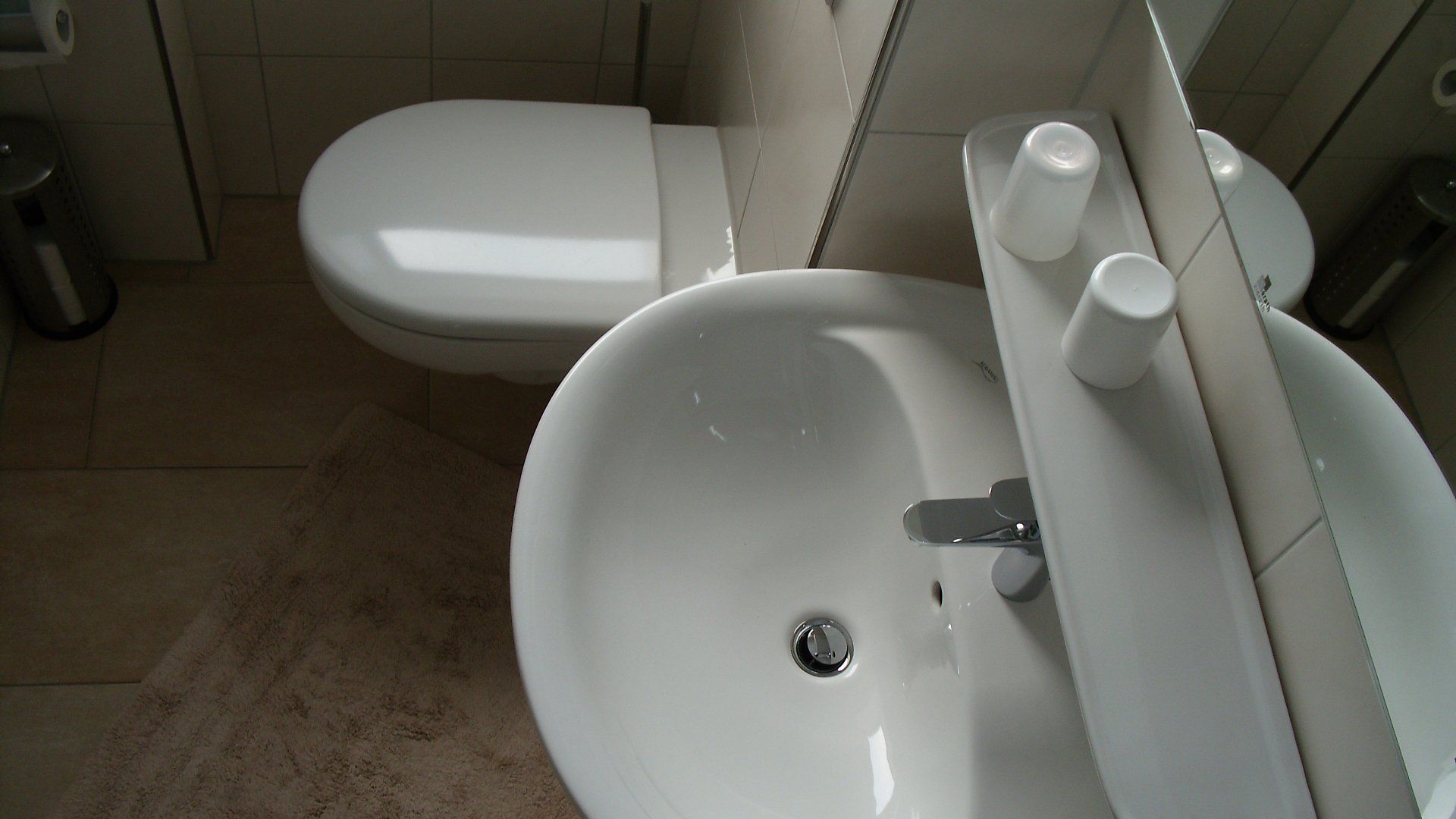 WC und Waschbecken in einem Zimmer vom Hotel garni „Zur Krim“