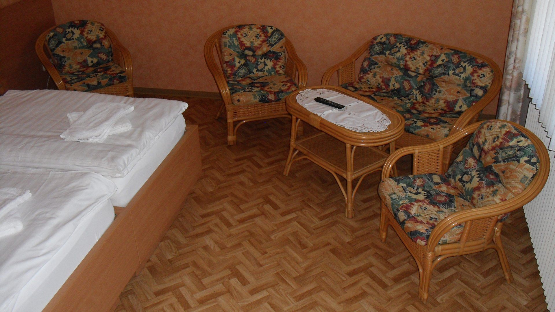 Sitzecke neben Bett in einem Zimmer vom Hotel garni „Zur Krim“