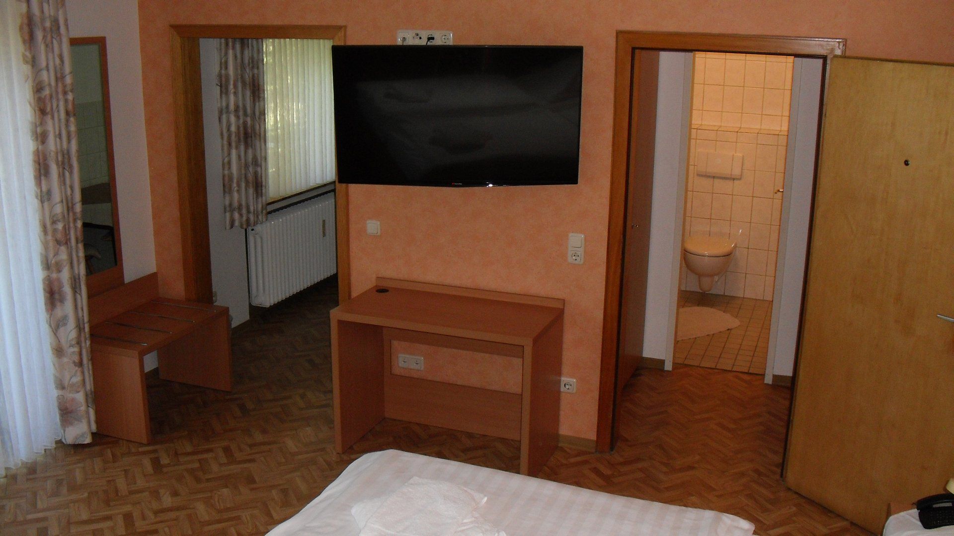 Nebenräume in einem Zimmer vom Hotel garni „Zur Krim“