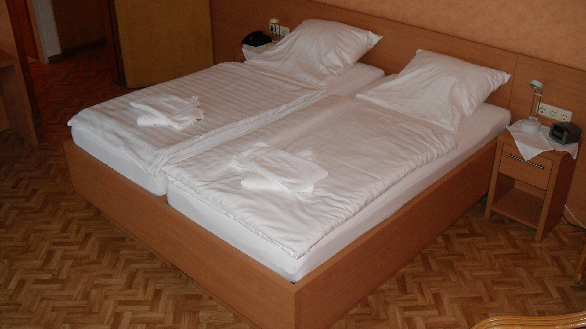 Betten in einem Zimmer vom Hotel garni „Zur Krim“