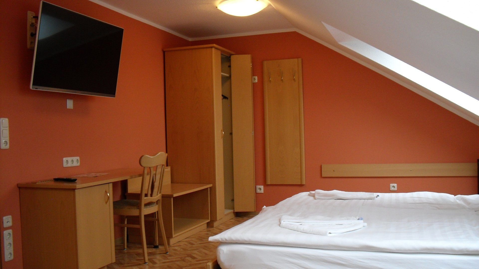 Schlafraum in einem Zimmer mit Dachschräge vom Hotel garni „Zur Krim“