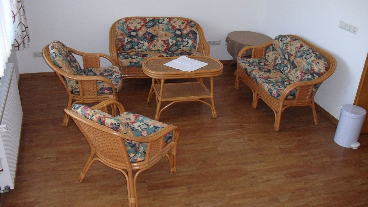 Sitzecke im Zimmer vom Hotel garni „Zur Krim“