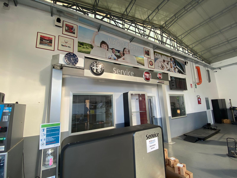 C'è un cartello sul muro che dice 