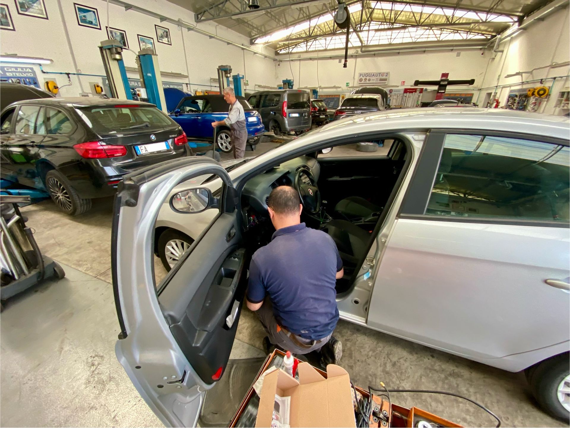 Un uomo sta lavorando su un'auto in un garage.