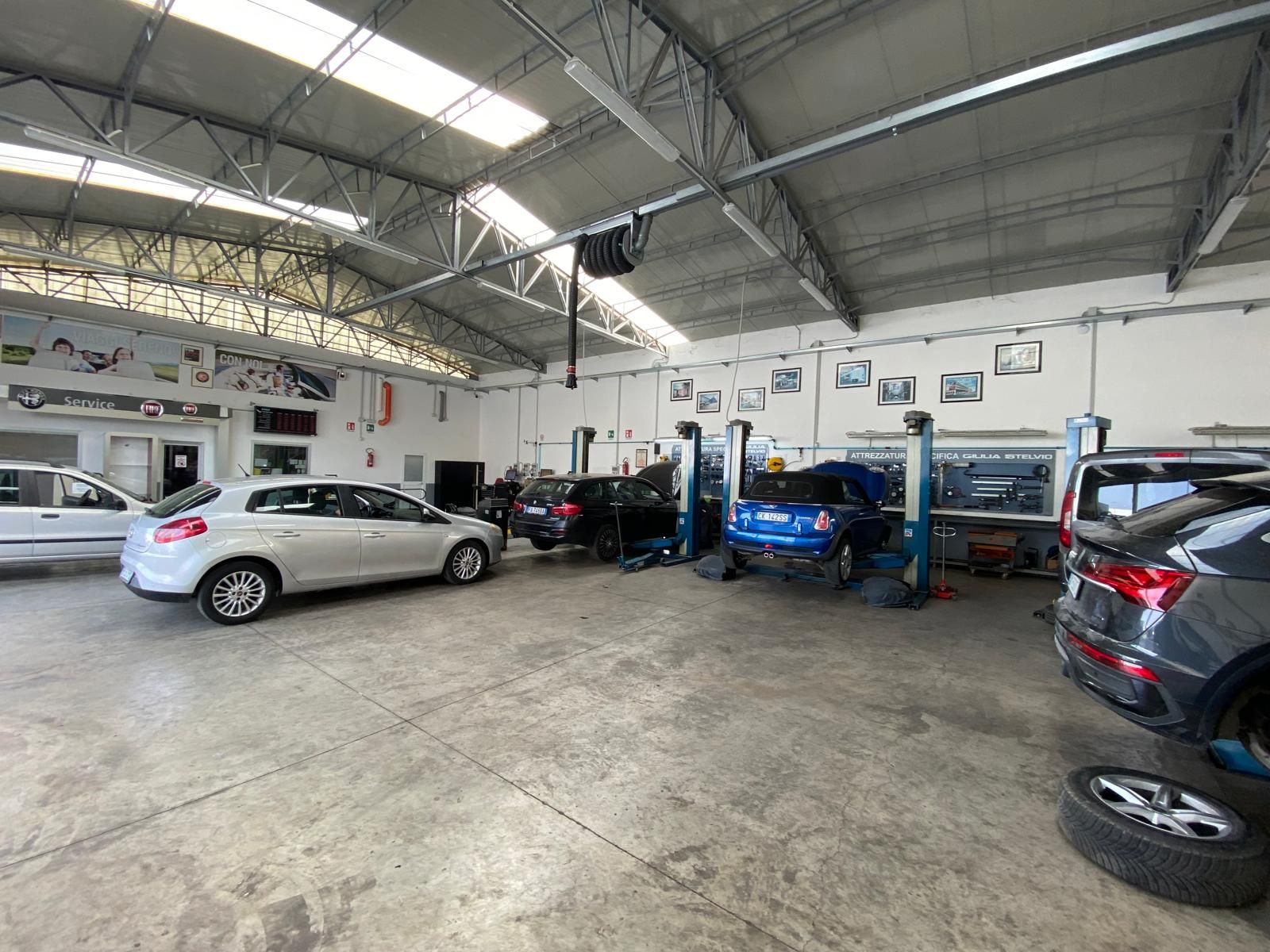 Molte macchine sono parcheggiate in un garage.