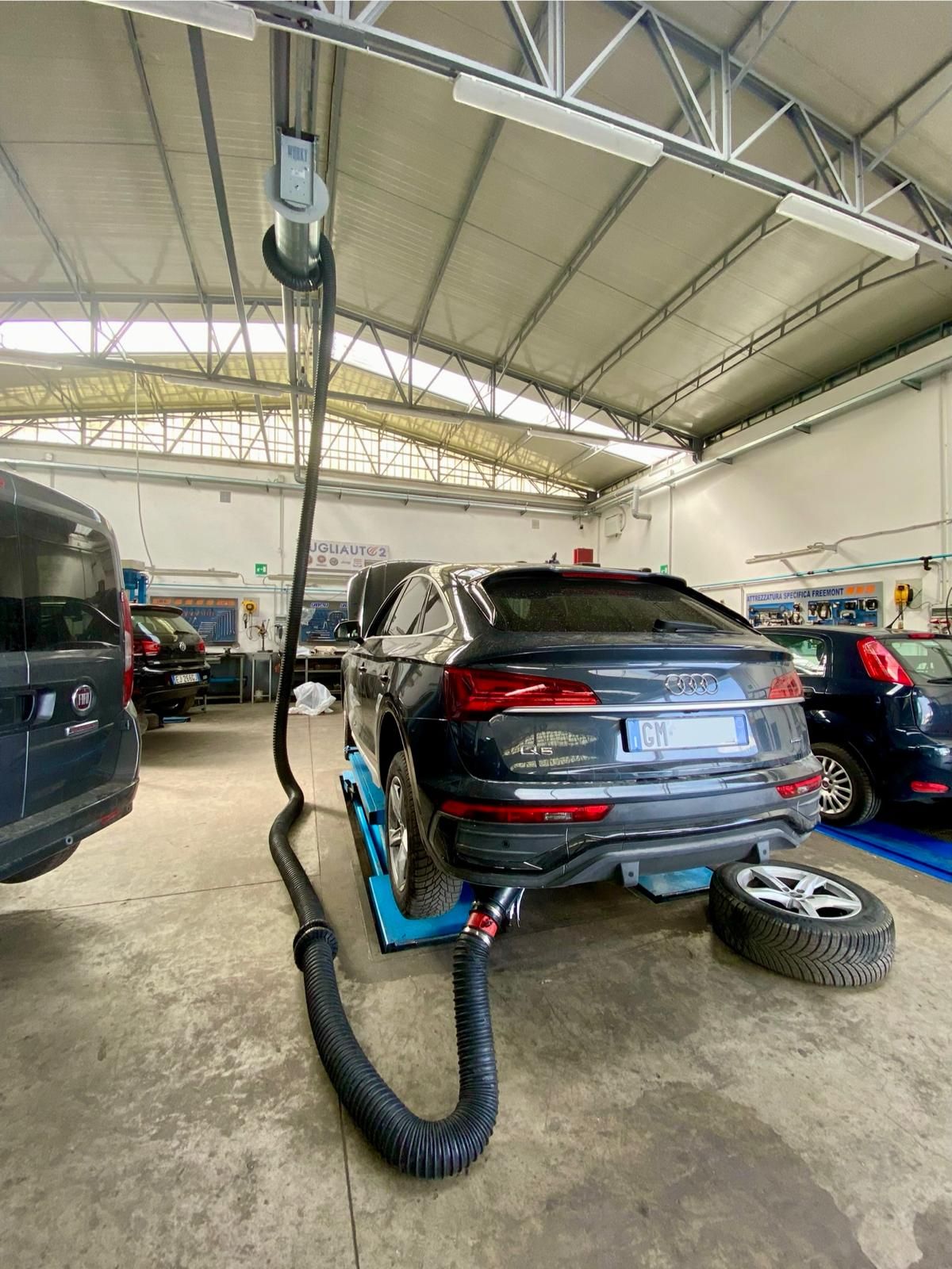 Un'auto è ferma sull'ascensore in un garage.