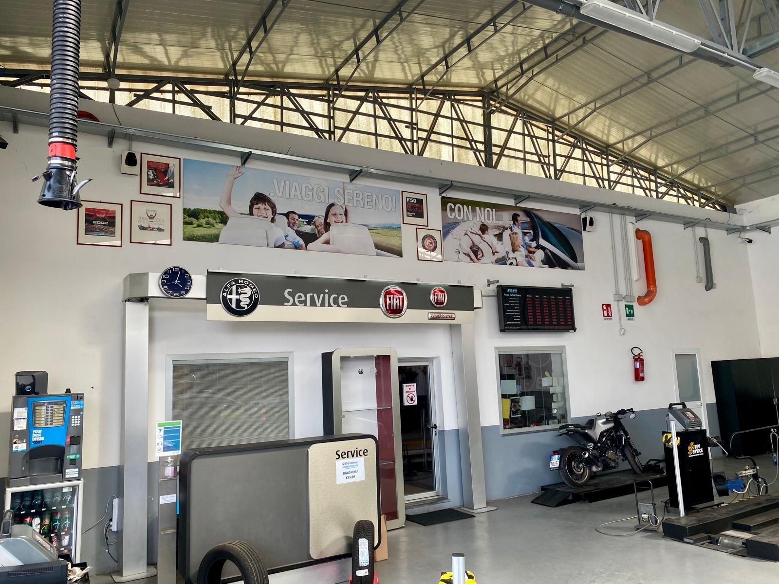 Un garage con un cartello che dice servizio.