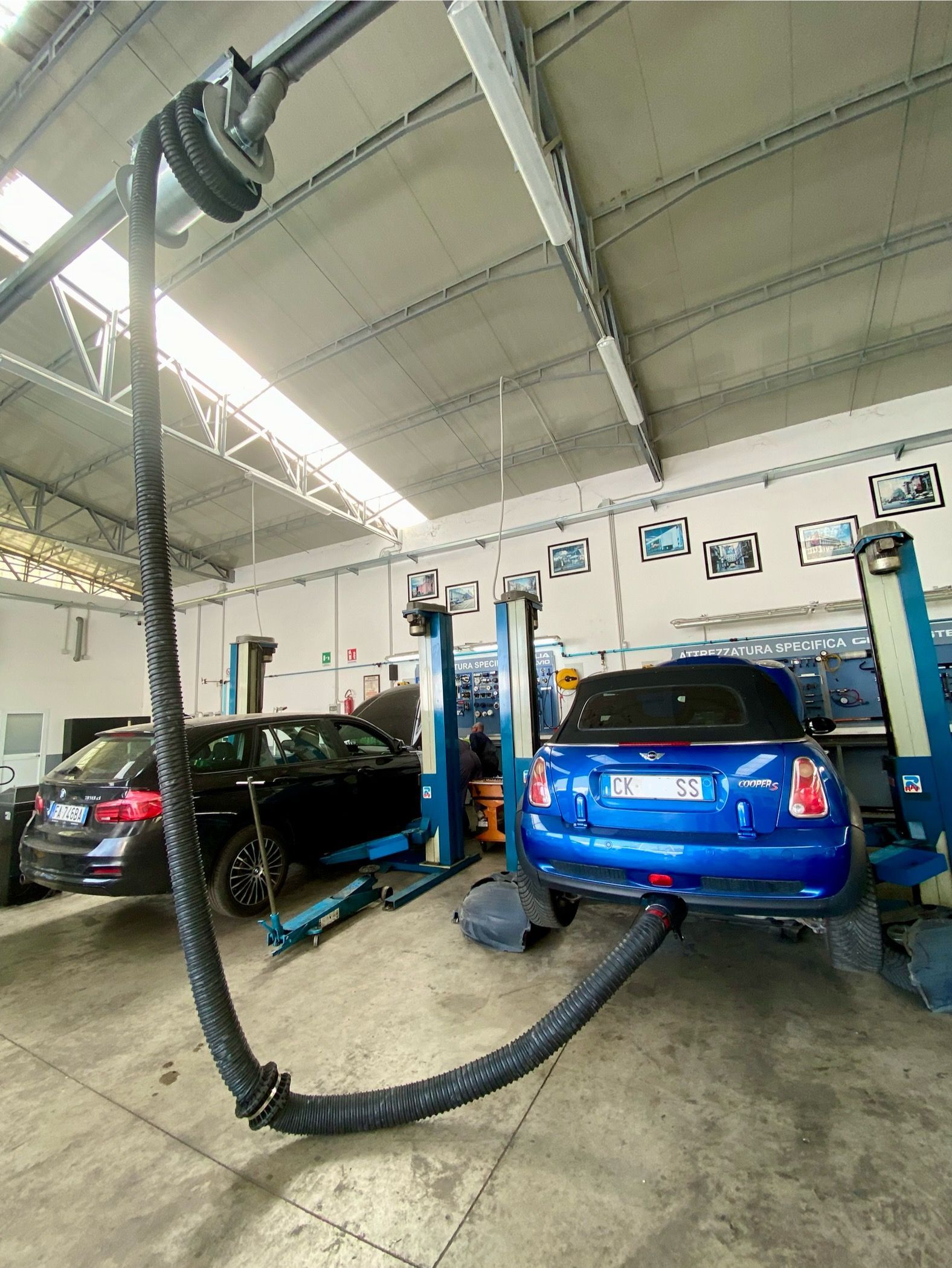 Un'auto blu è seduta su un ascensore in un garage.