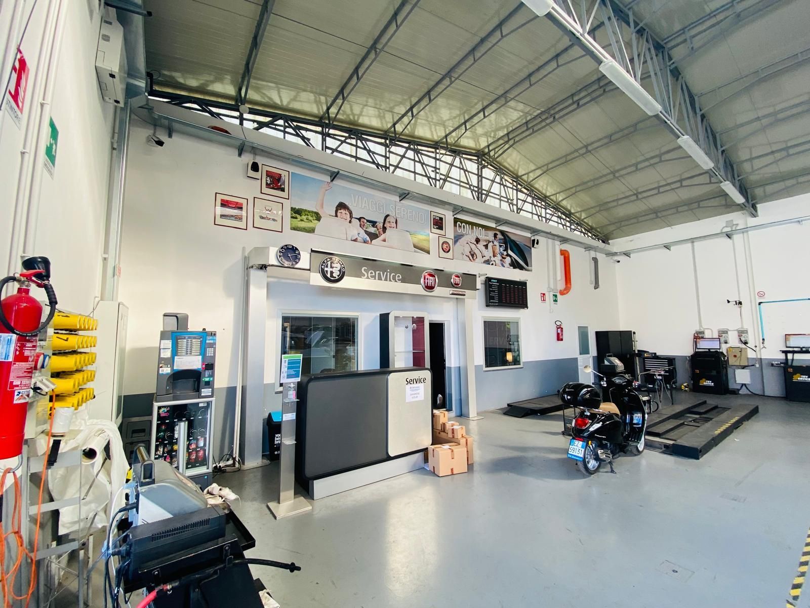 Una moto è parcheggiata al centro di un garage.