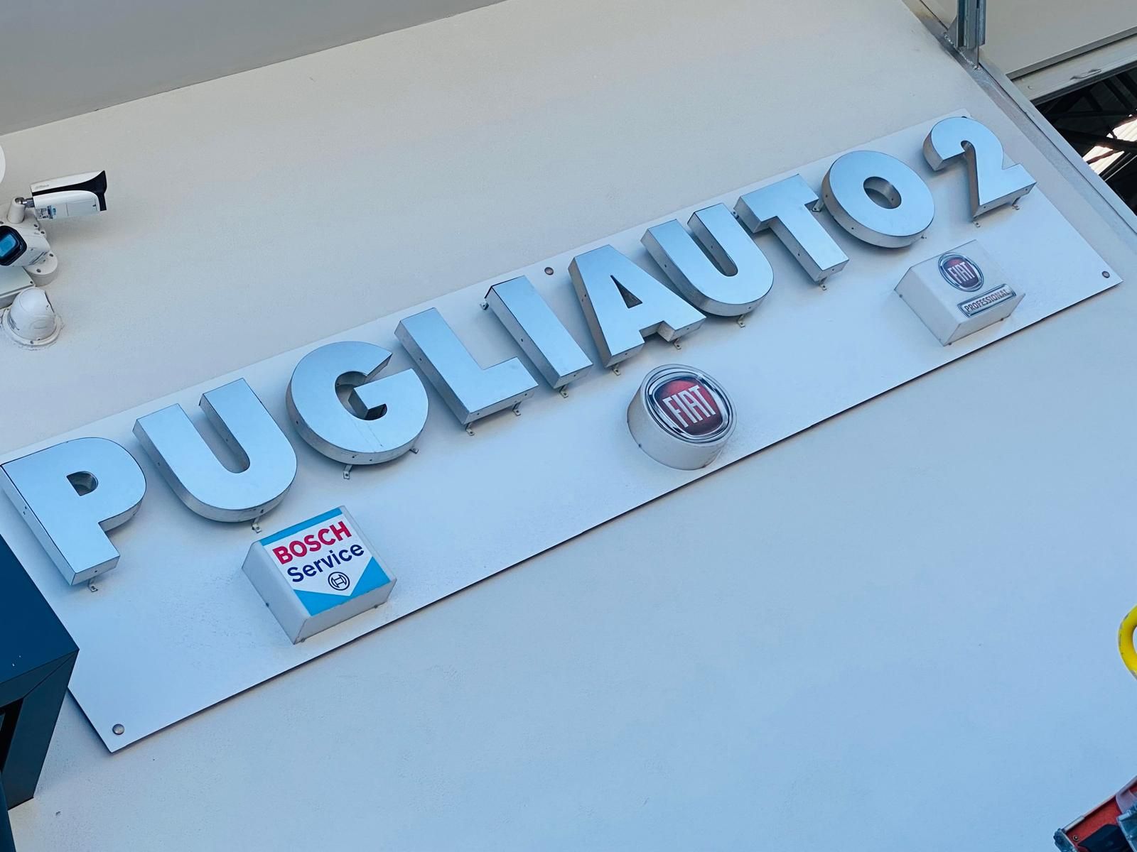 Sopra un cartello con scritto pugliauto2