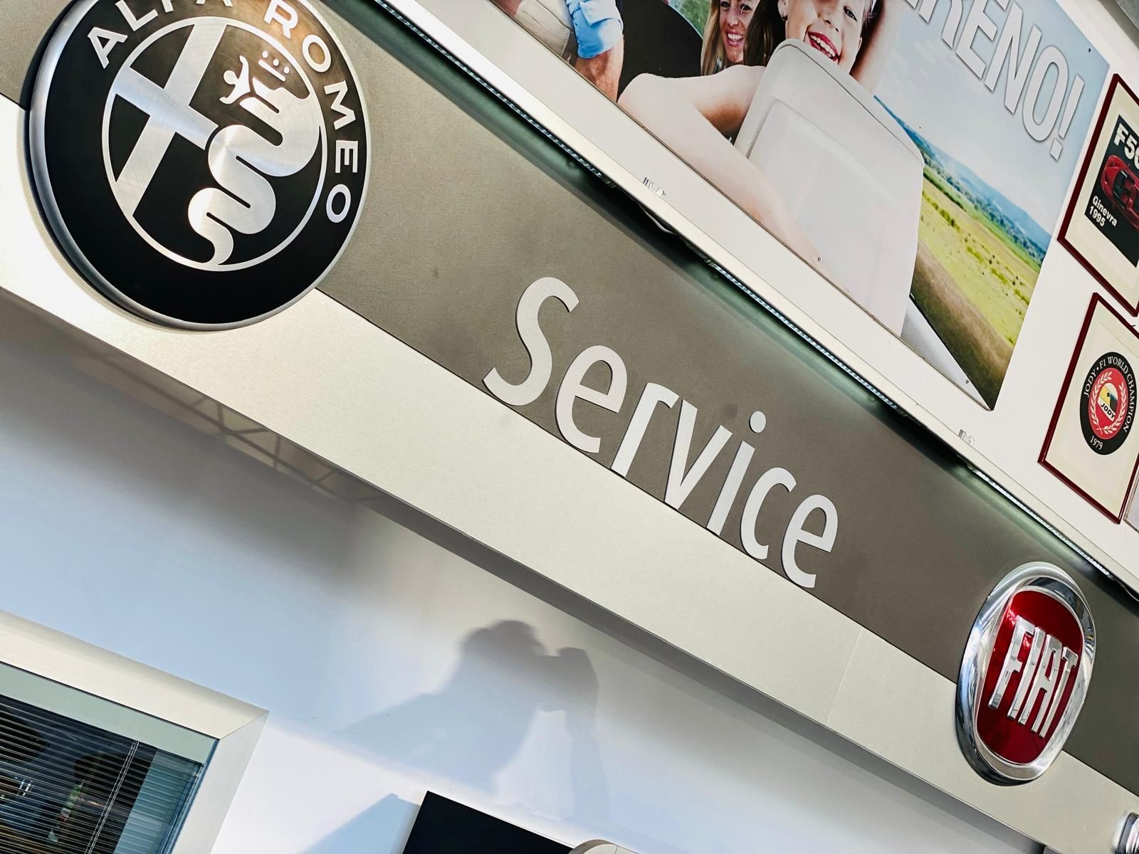 La parola servizio è su un cartello in un negozio