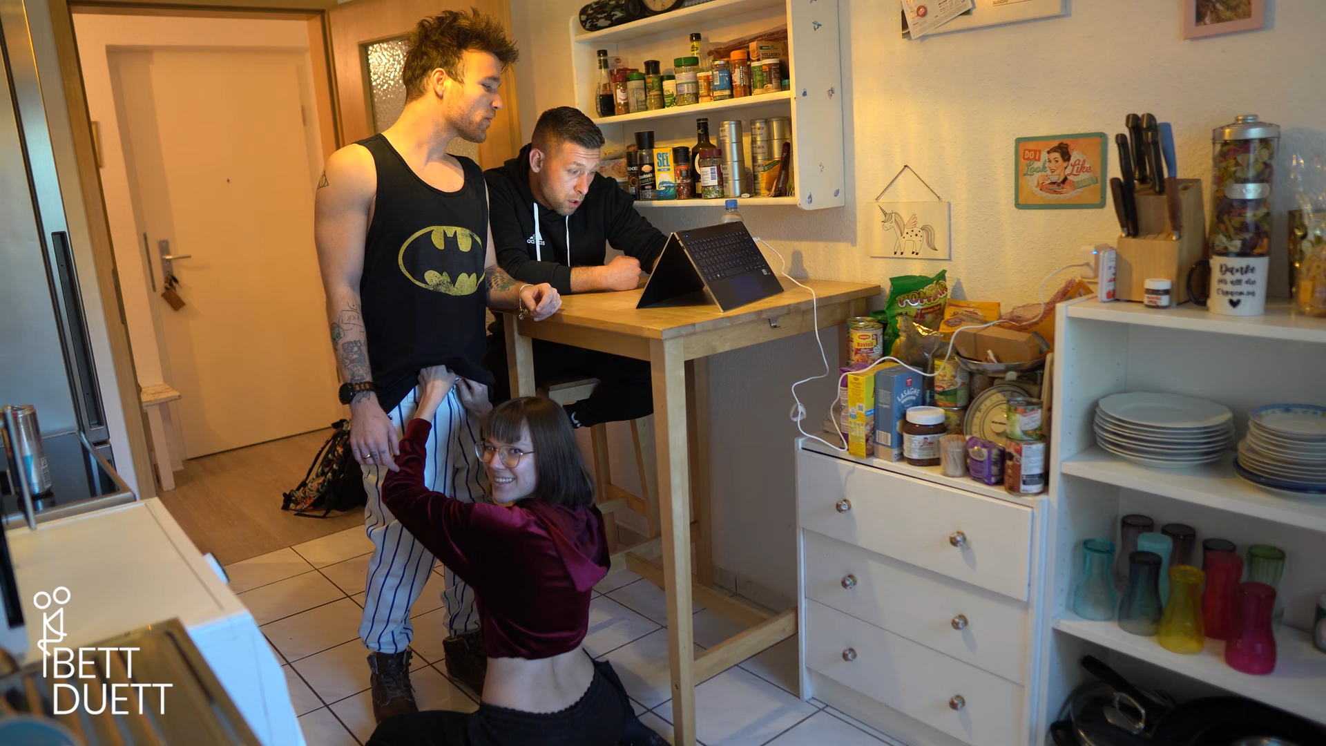 Bettduett fickt dreist vor Freunden