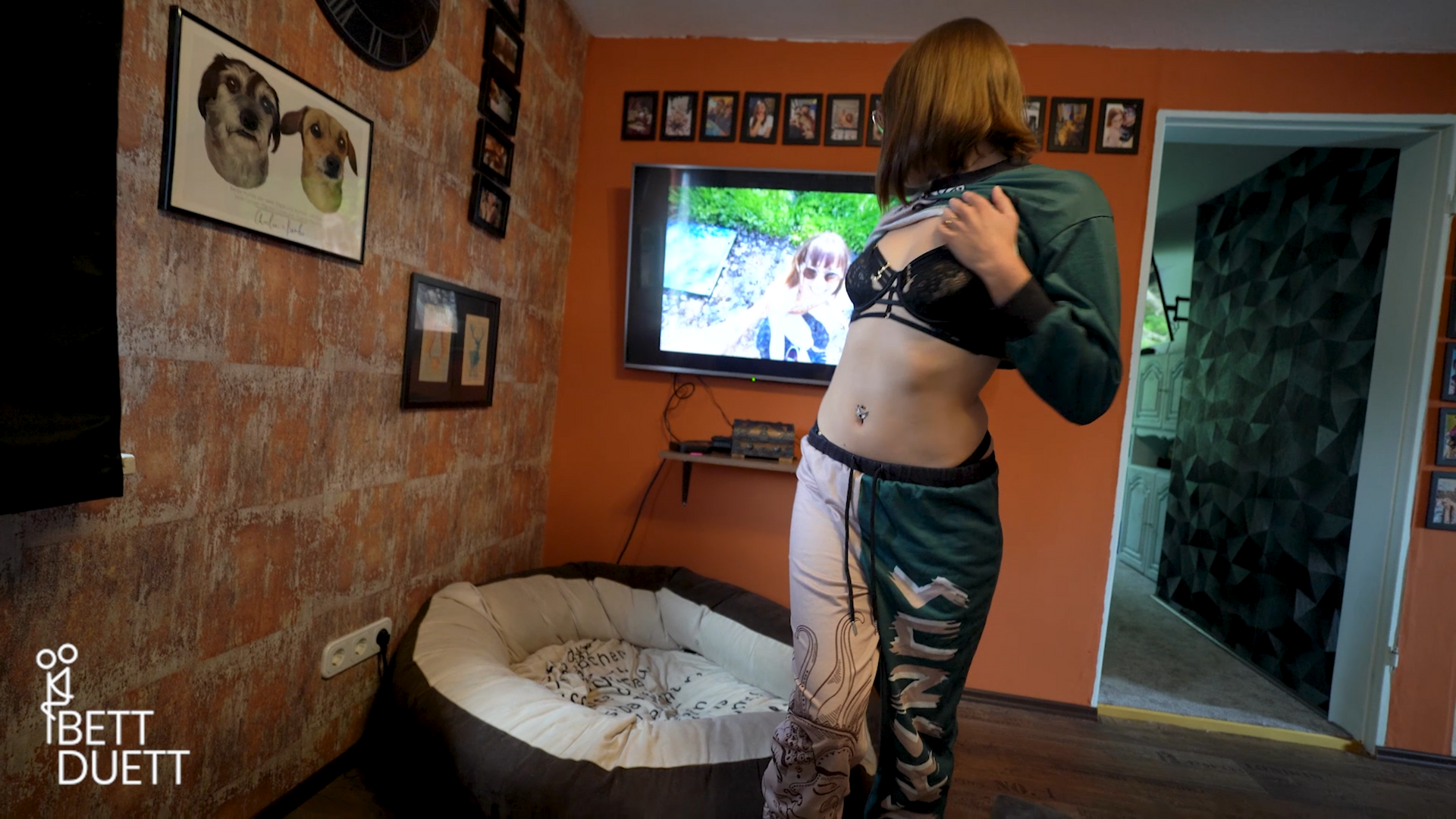 Anne Eden guckt mit dir Pornos