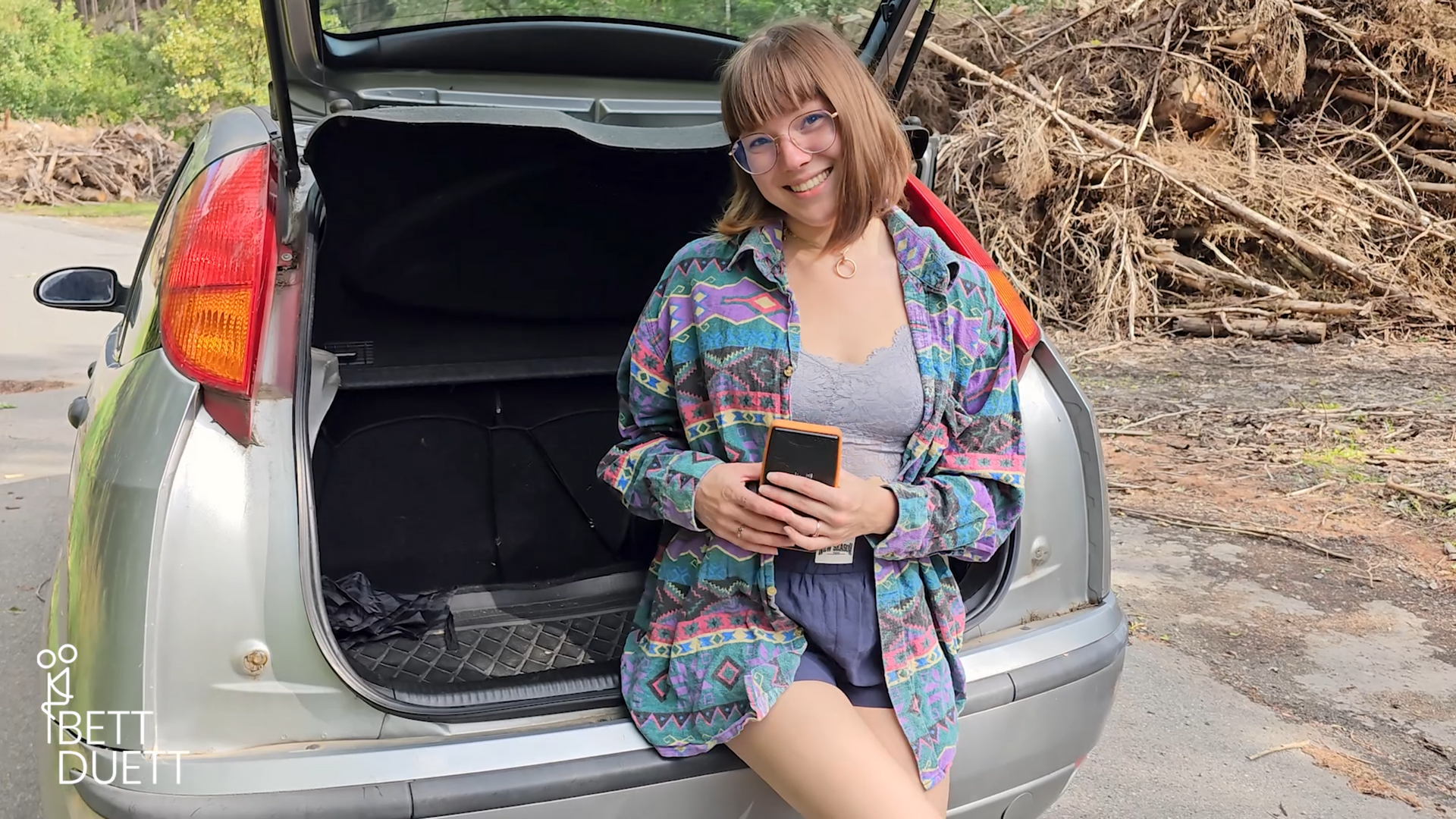 Anne Eden macht es sich selbst im Kofferraum