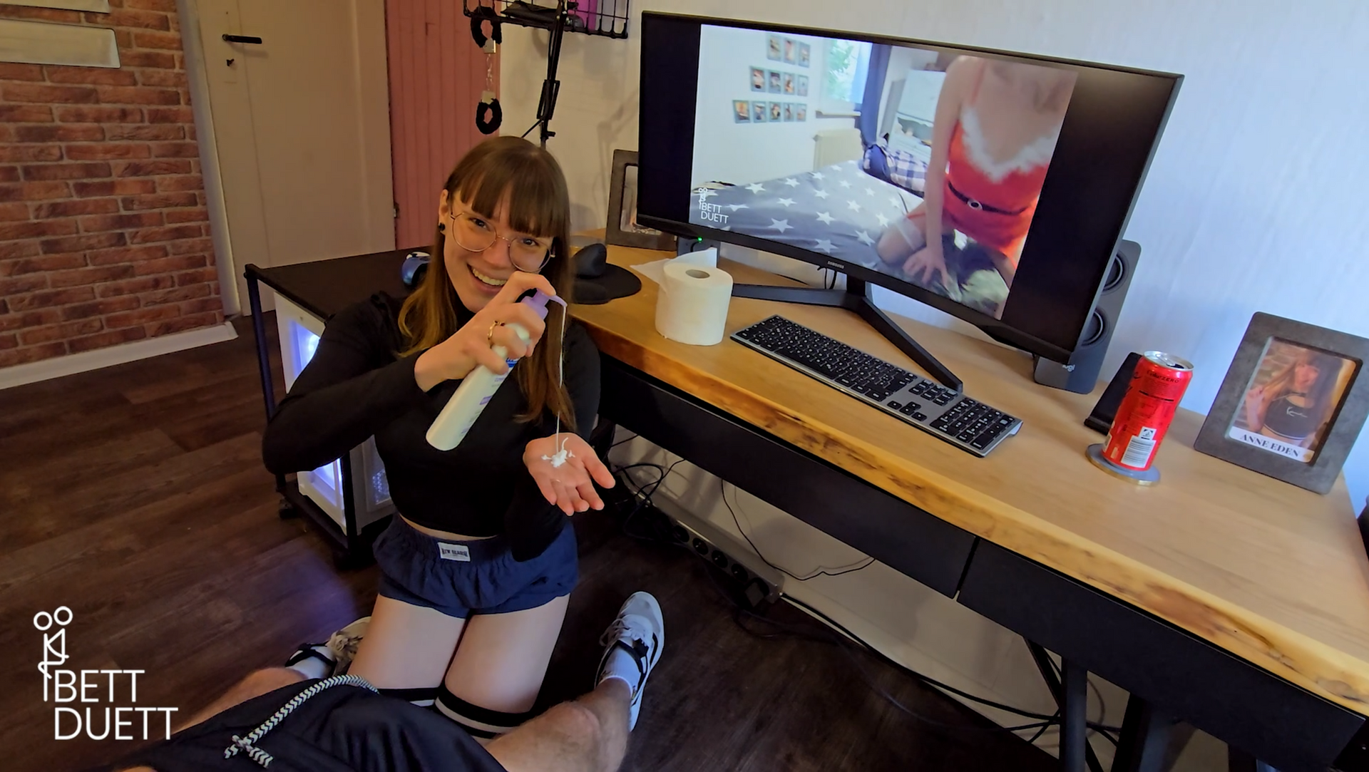 Anne Eden wixxt dir deinen Schwanz wann immer du willst.