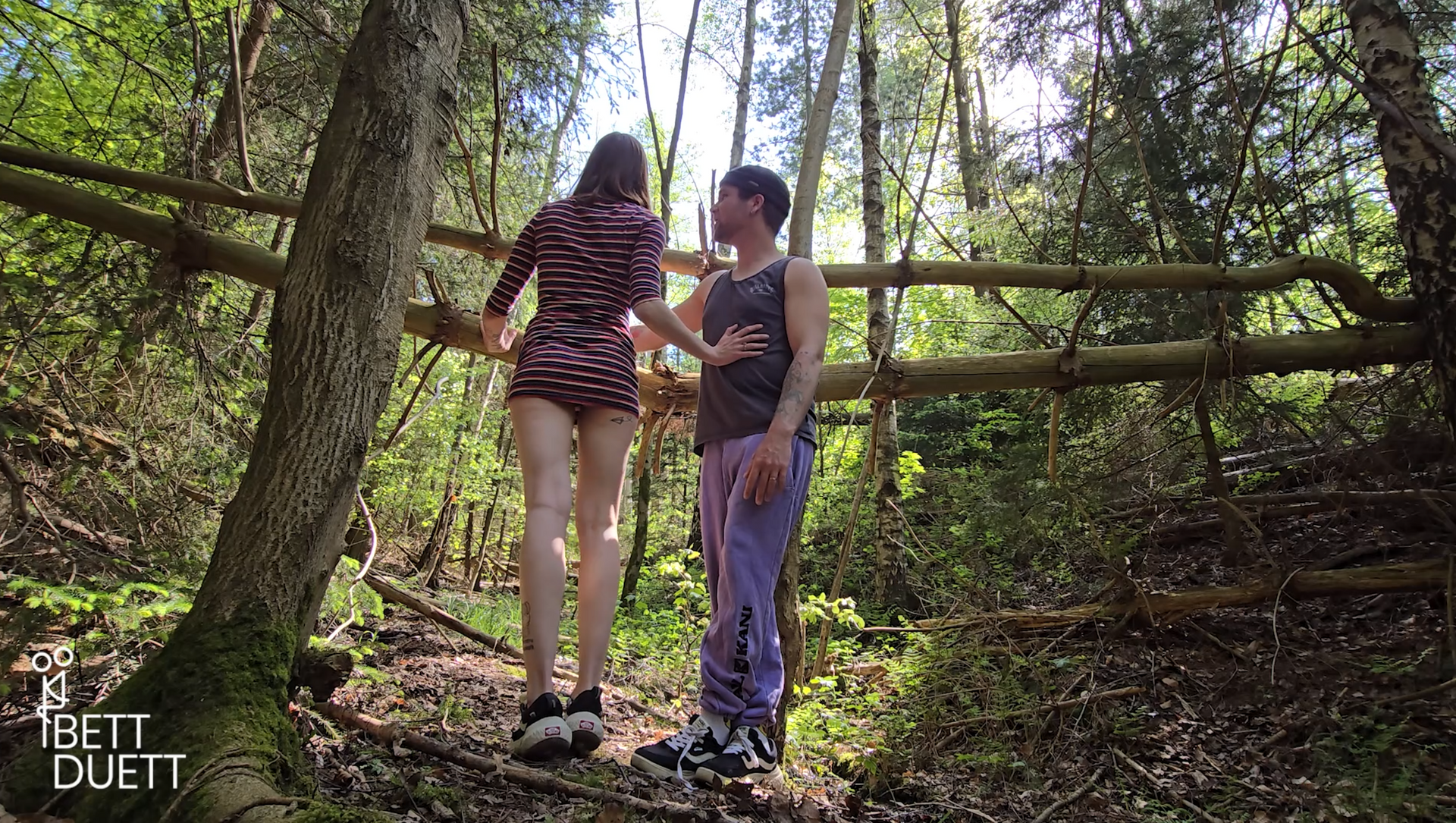 Anne Eden wird im Wald gefingert und gefickt