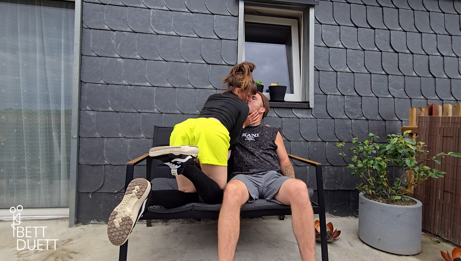 Anne Eden fickt ihren Freund auf dem Balkon