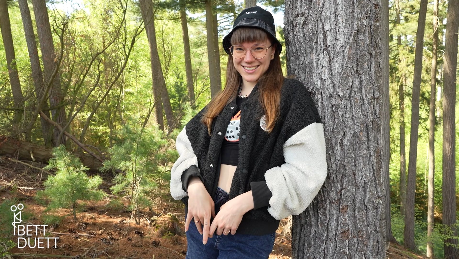 Anne Eden macht sich nackt in der Natur und fickt dich !!!