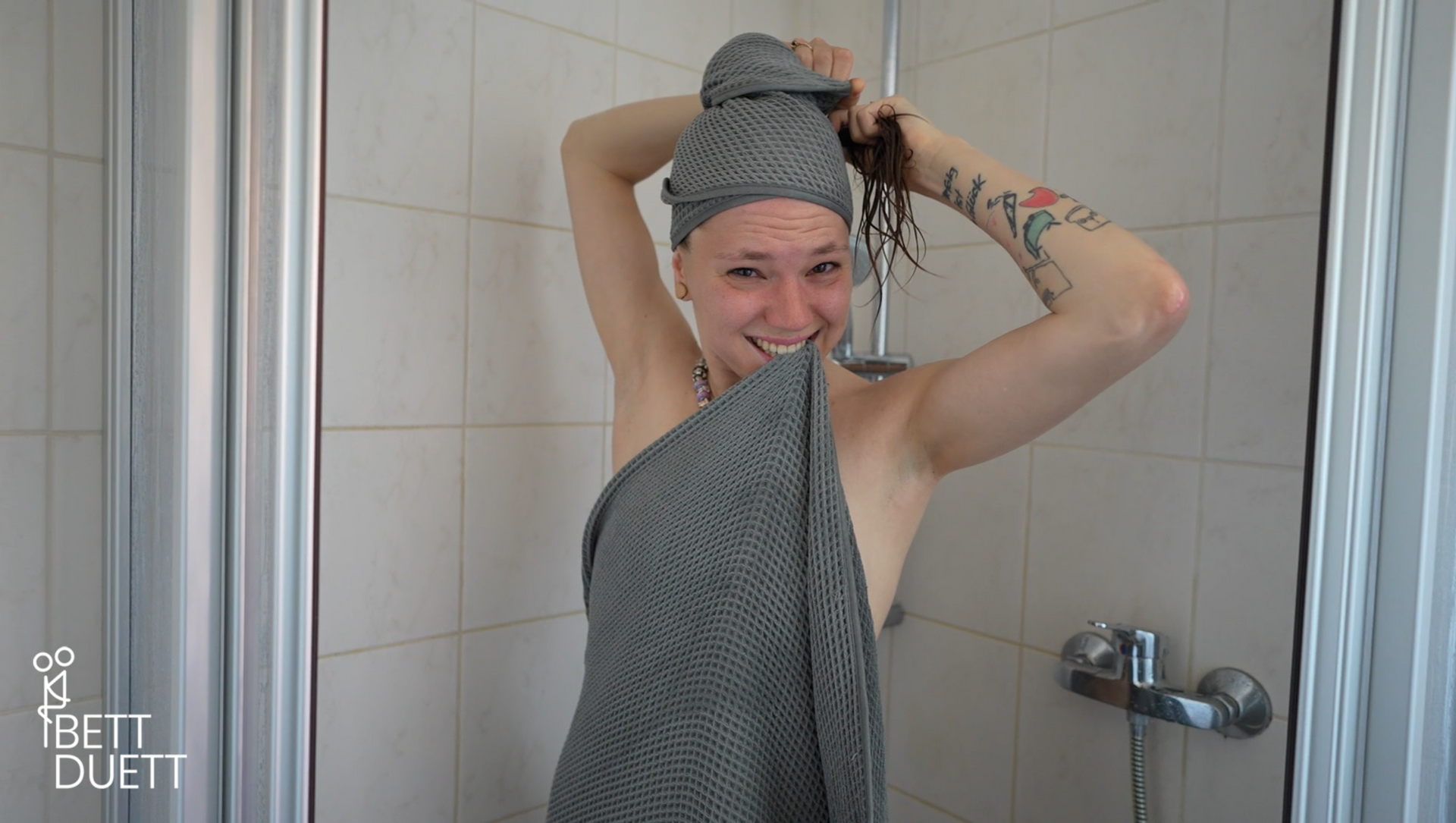 Anne Eden fickt dich im Badezimmer