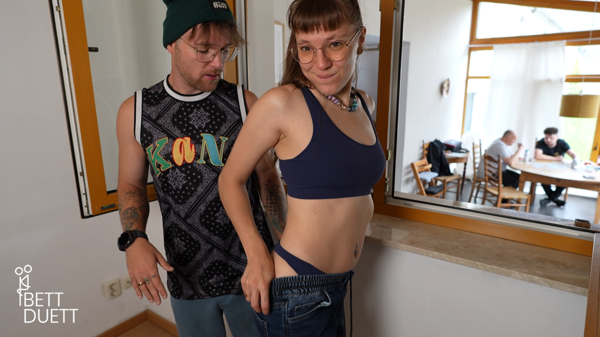 Bettduett fickt einfach während der Spielerunde mit Freunden...
#couple #public #uncut #love #teen #german #porn