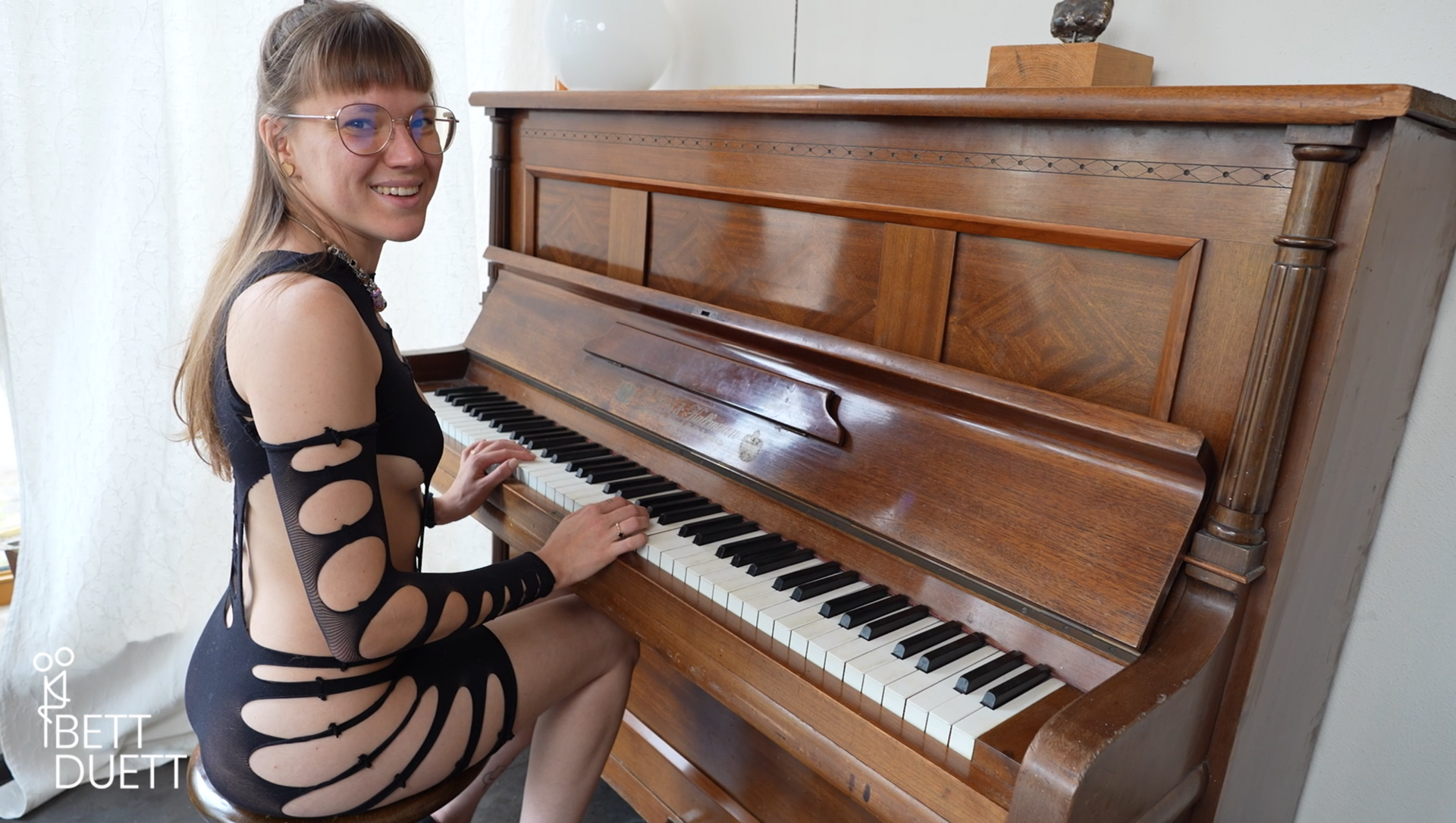 Anne Eden spritzt auf das Piano