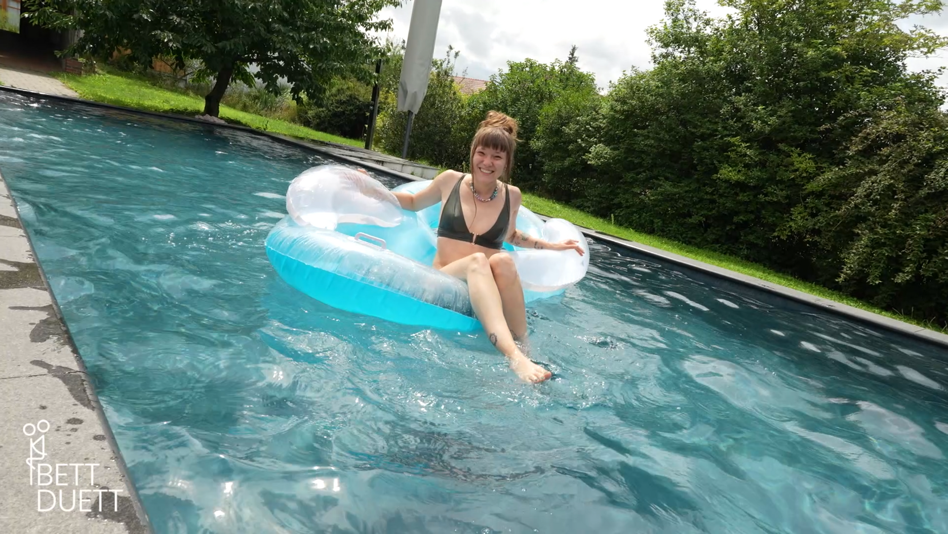 Anne Eden macht es sich selbst im Pool