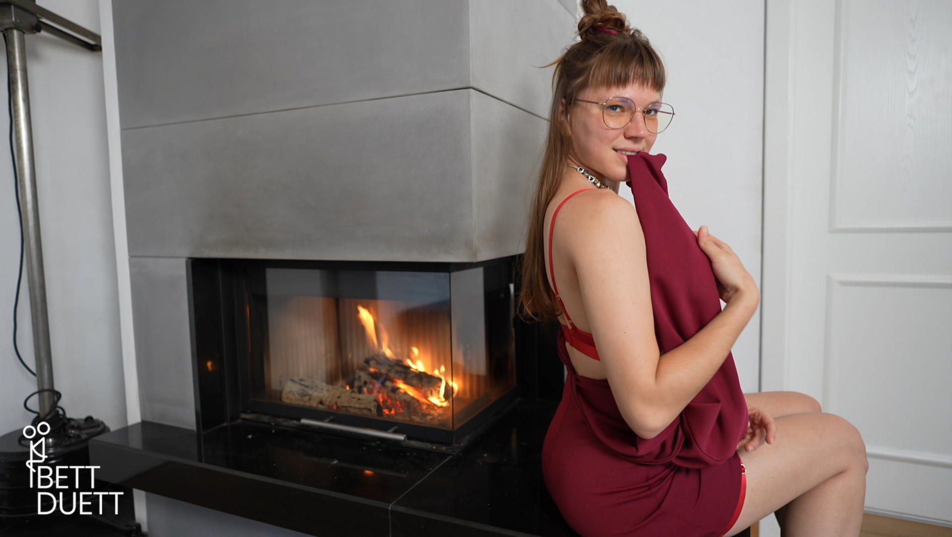 Anne Eden macht es sich heiß vor dem Kamin