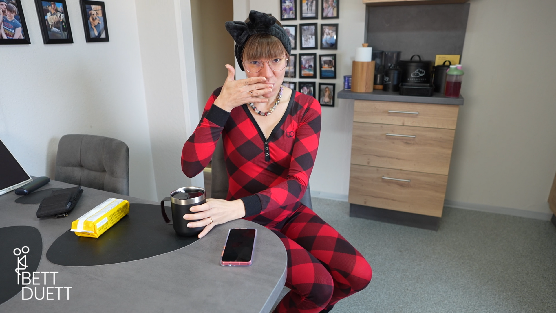 Anne bläst ohne Hände