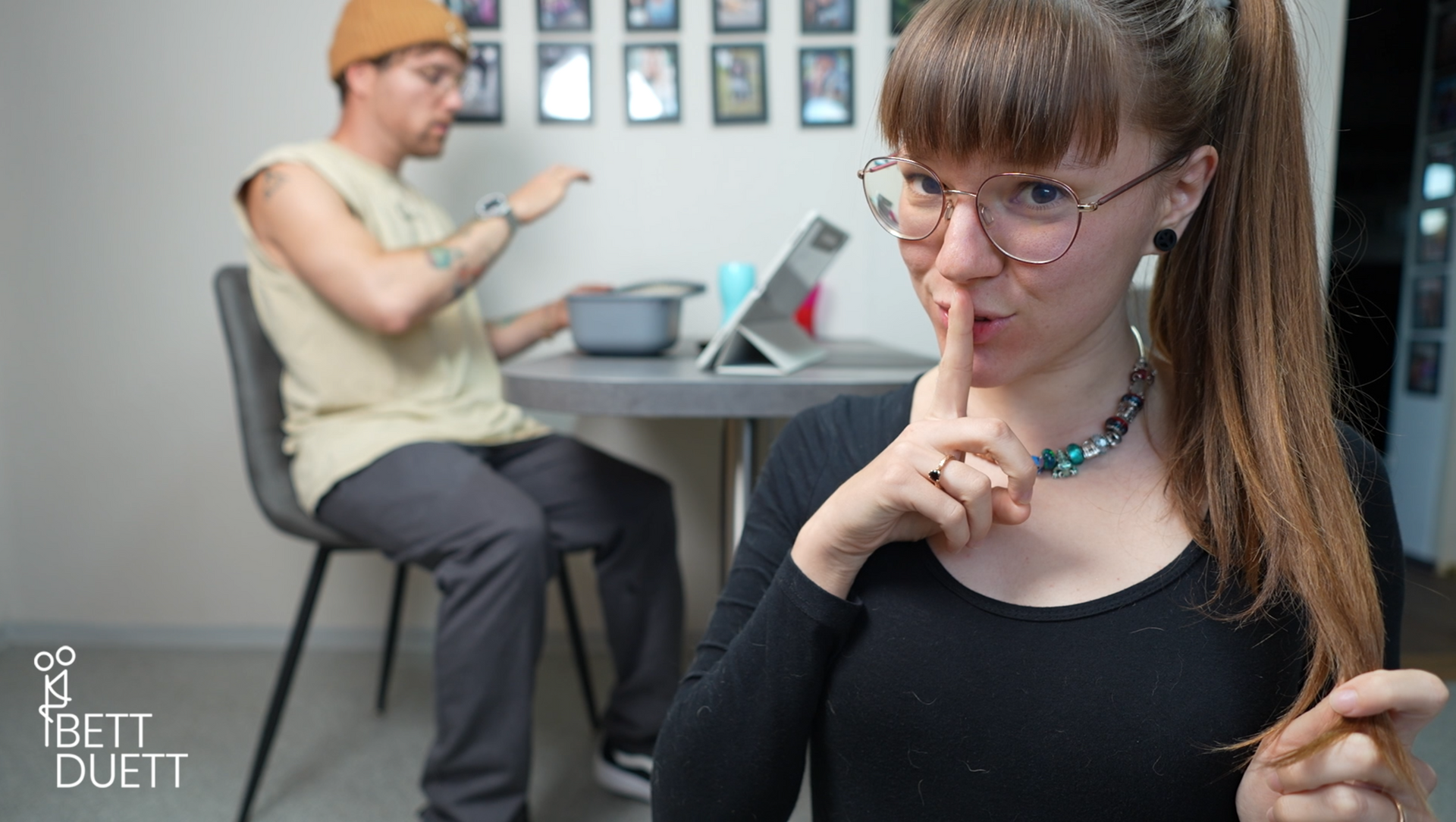 Freundin macht es sich heimlich vor dem Patner, #bettduett #anneeden #couple #love