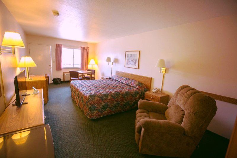 Cedar Court Queen Motel Room - Clay Center KS