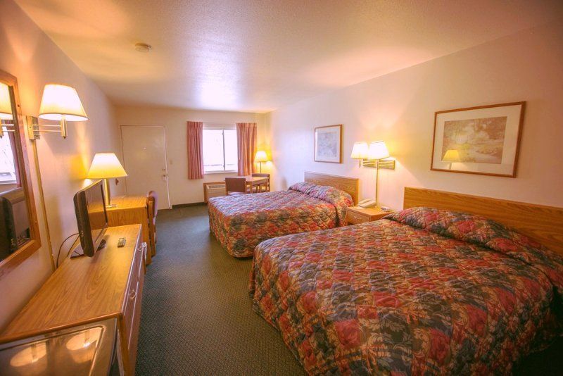 Cedar Court Double Queen Motel Room - Clay Center KS
