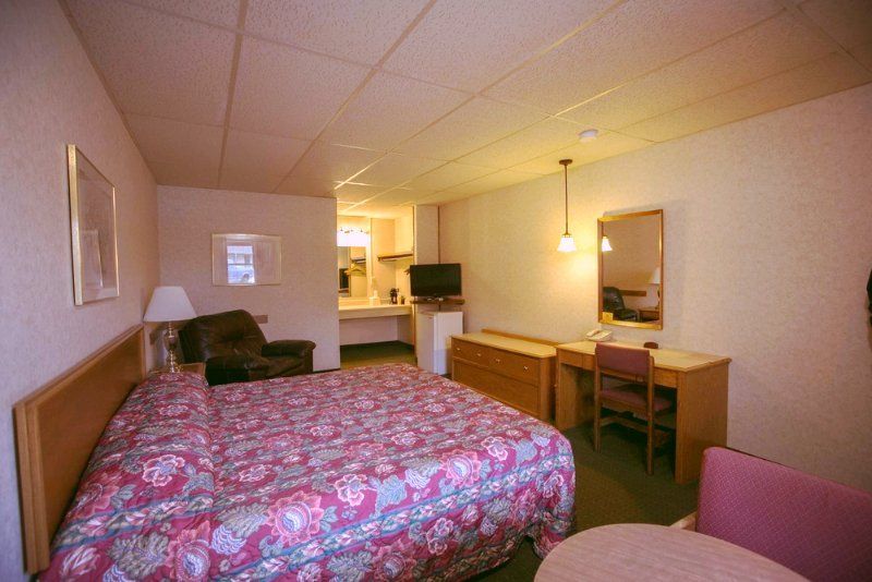Cedar Court King Motel Room - Clay Center KS
