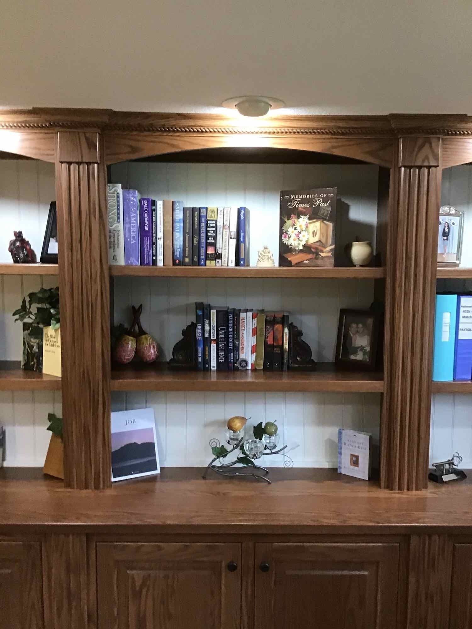 A bookshelf with a lot of books on it.