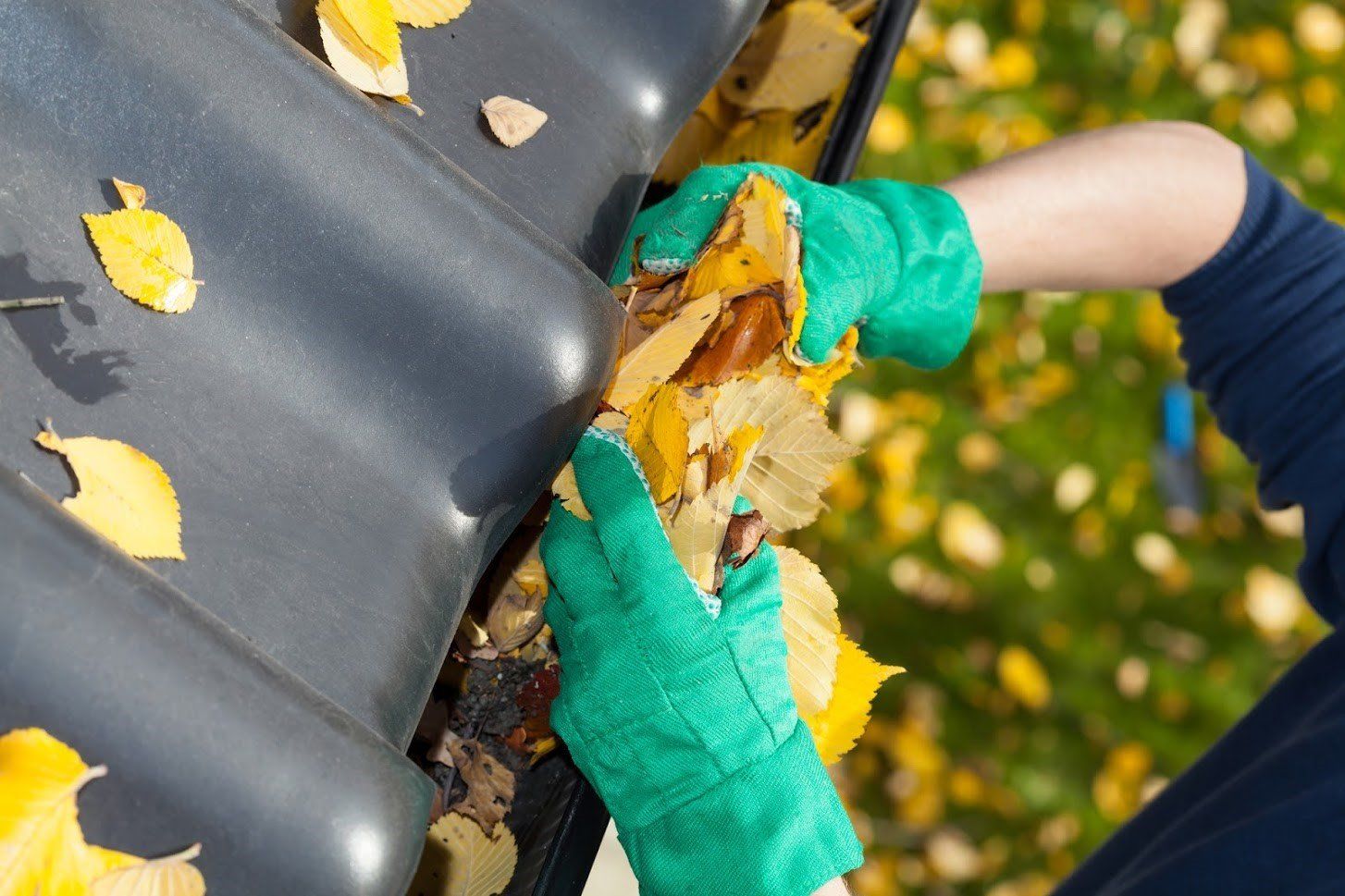Cleaning the Gutter of the Roof — Kansas City, KS — Ratliff Enterprises