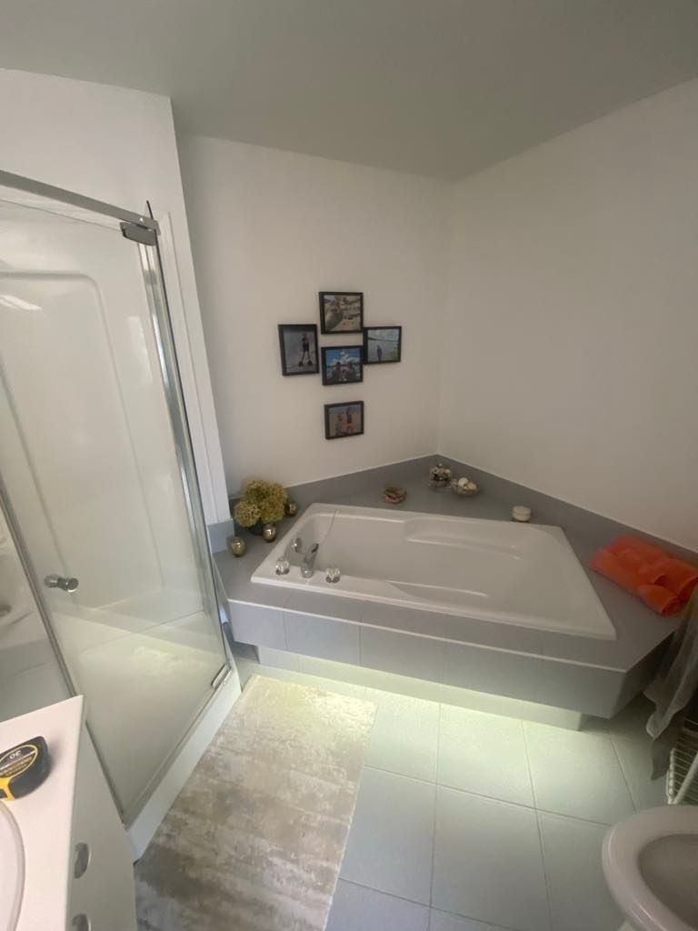 Une salle de bain avec baignoire et WC.