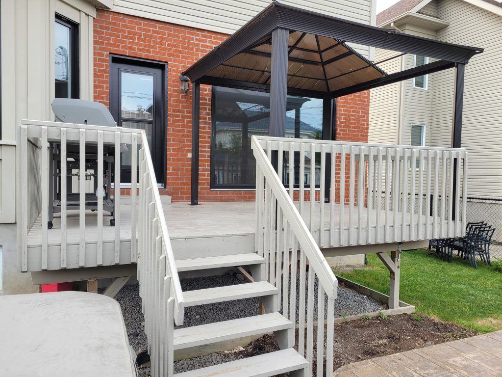 Une terrasse avec des escaliers qui y mènent et un belvédère.