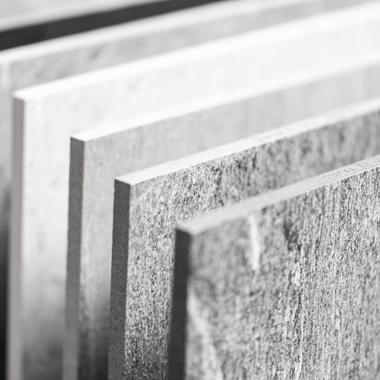 Une photo en noir et blanc d'une pile de tuiles.