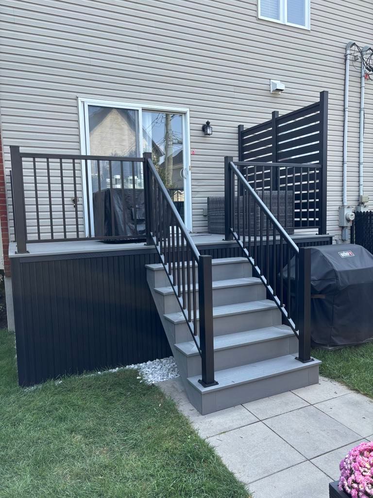 Une terrasse avec des escaliers qui y mènent à côté d'une maison.