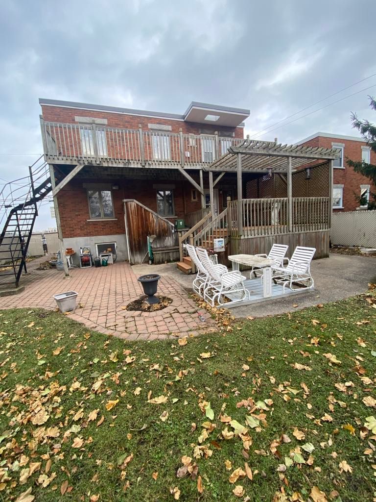 Il y a un foyer dans l'arrière-cour d'une maison.