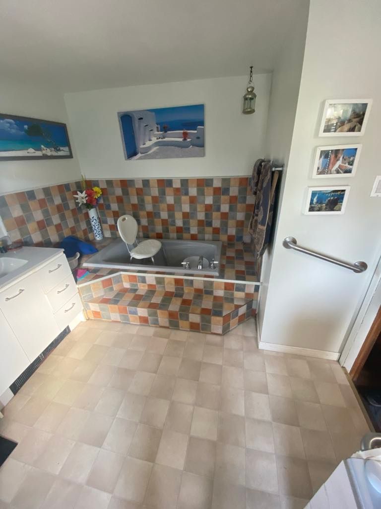 Une salle de bain avec baignoire, lavabo et toilettes.