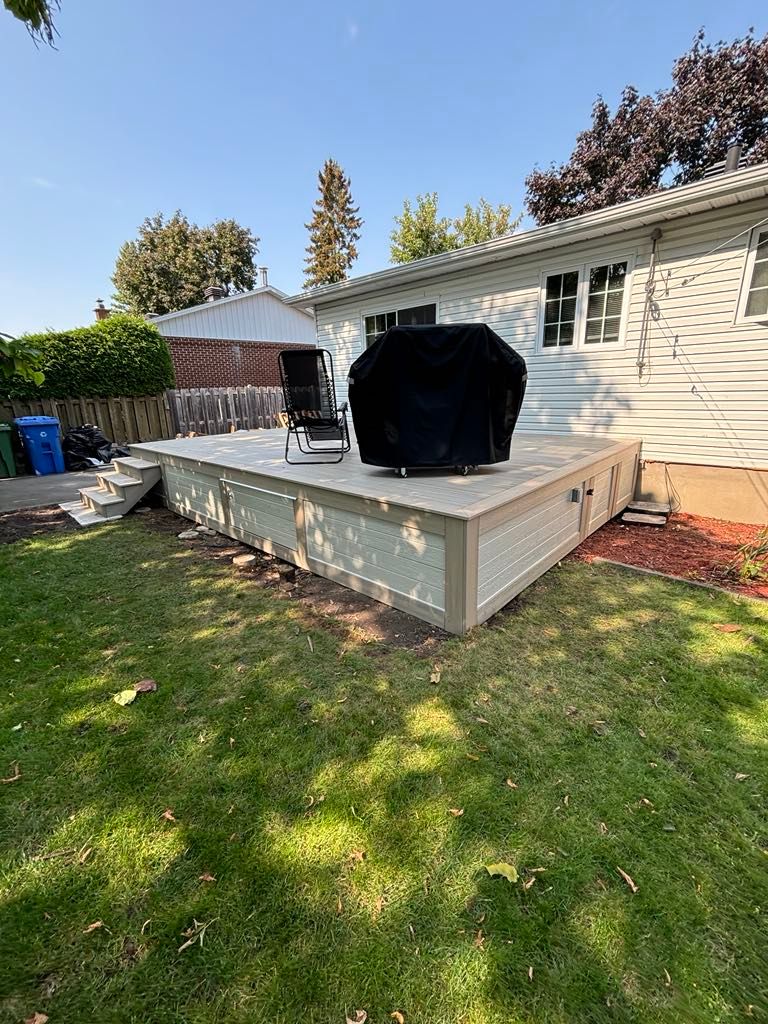 Il y a un gril sur la terrasse dans l'arrière-cour d'une maison.