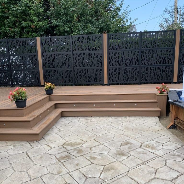 Une terrasse en bois avec des escaliers qui y mènent