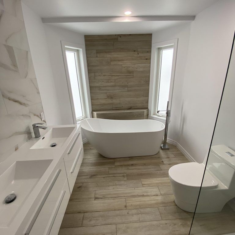 Une salle de bain avec baignoire, lavabo et toilettes